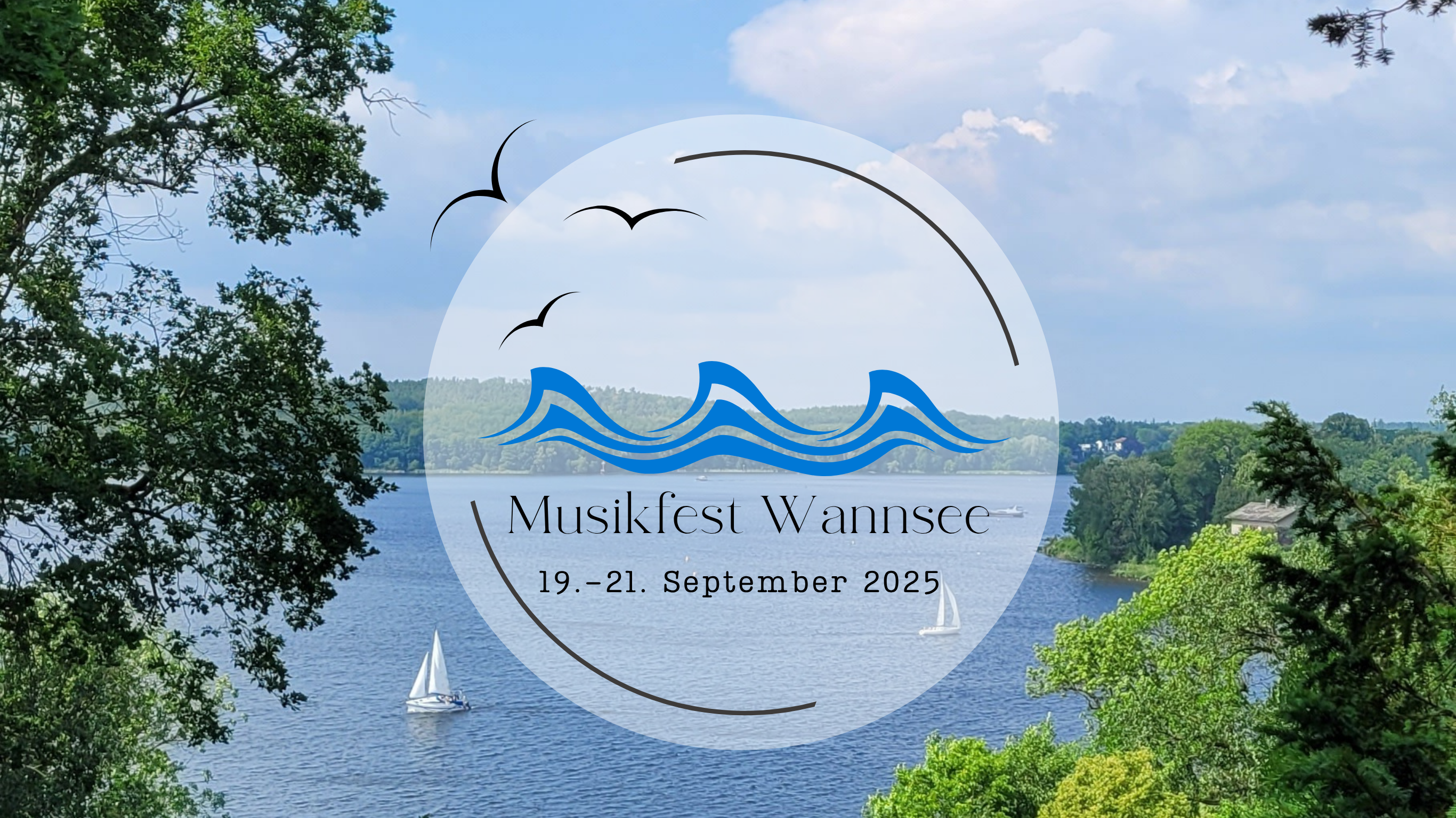 Musikfest Wannsee Logo und Motto vor einem Bild des Wannsees mit Segelbooten